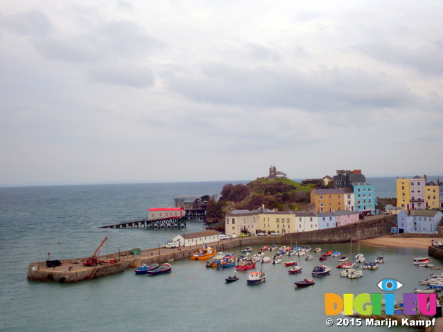 FZ021570E2 Tenby harbour